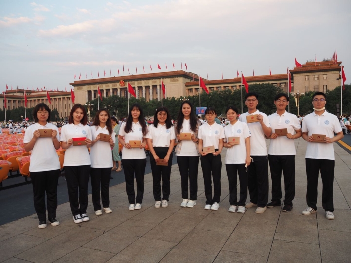 能源师生参加庆祝中国共产党成立100周年大会合影